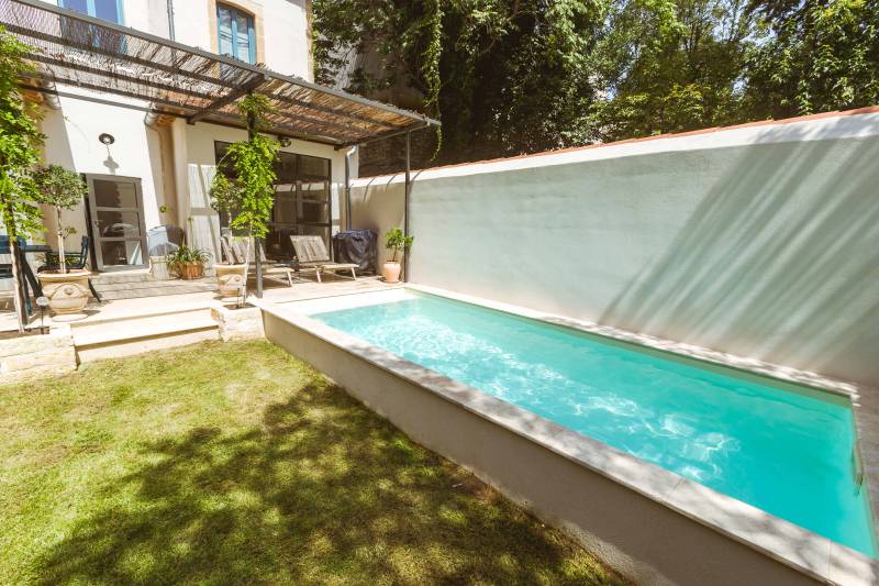 Piscine traditionnelle en membrane armée sable et margelles en travertin beige pour un extérieur raffiné - Mcr Piscines et Spas, Vestric et Candiac