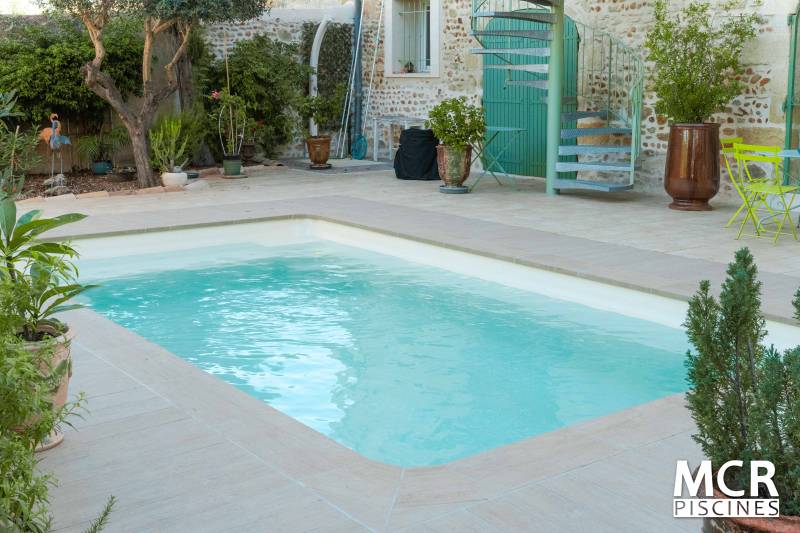 Installation d’une piscine coque polyester BAHAMAS à Beauvoisin dans le Gard