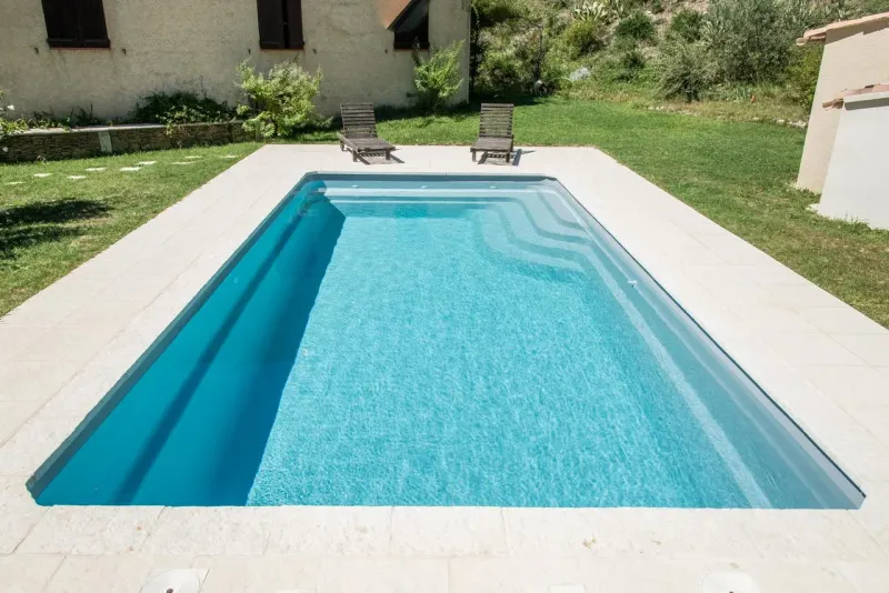 Piscine rectangulaire Bali avec fond plat et large surface de nage, installée par MCR Piscines dans le Gard et Hérault