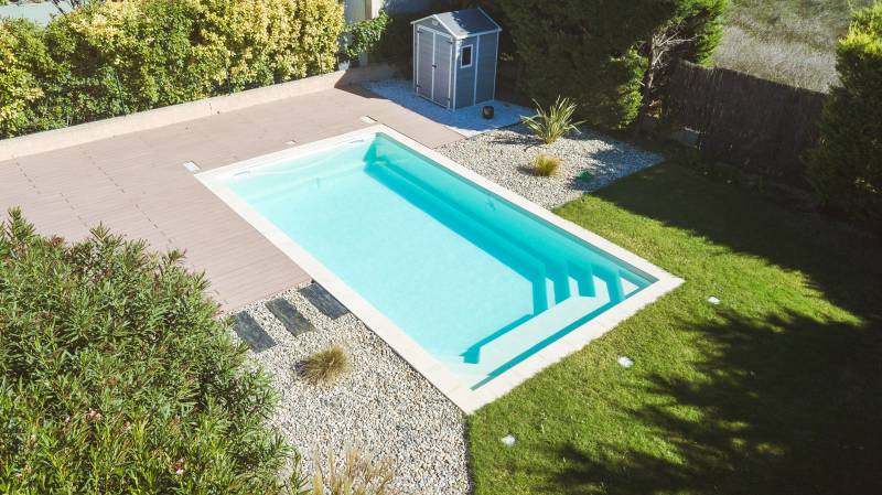 Piscine coque polyester modèle Maatea à Nîmes – Confort et praticité avec banquette et escaliers intégrés