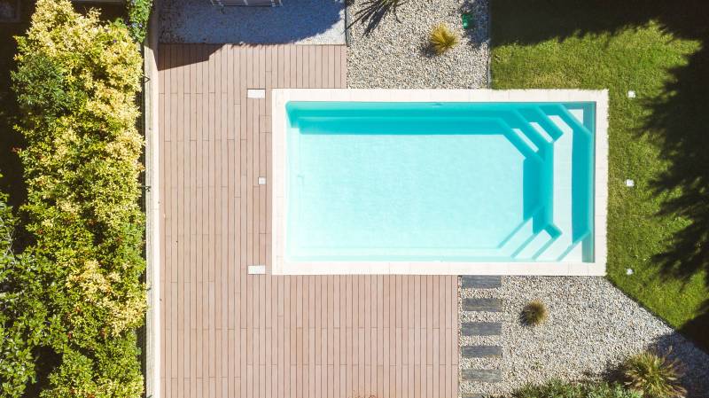 Piscine coque polyester modèle Maatea à Caissargues – Confort et praticité avec banquette et escaliers intégrés