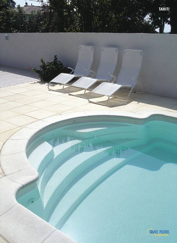 Tahiti : piscine élégante et fonctionnelle pour des moments de détente paradisiaques - Mcr Piscines et Spas, Vestric et Candiac