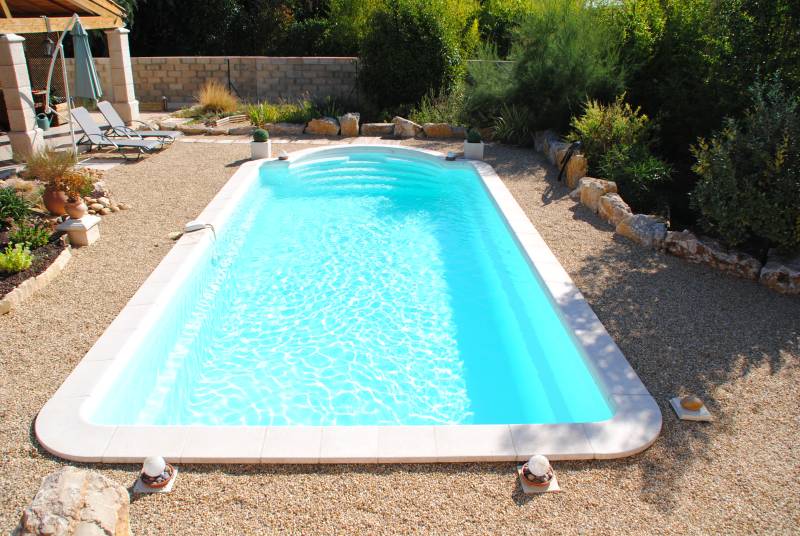 Piscine coque polyester modèle Maldive à Vergèze – Design charmant avec escalier roman pour plus d'accessibilité