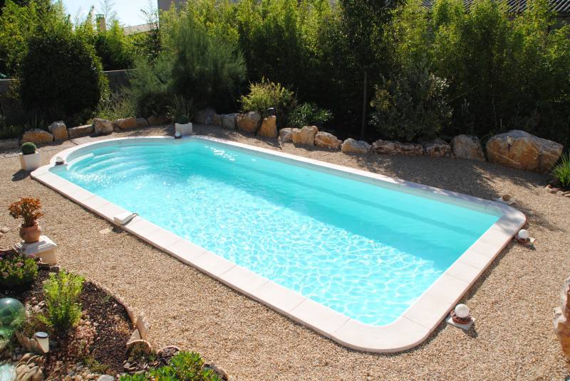 Piscine coque polyester modèle Maldive à Nîmes – Charme et confort avec escalier roman intégré