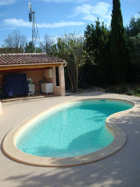 Piscine coque polyester modèle Seychelles dans le Gard – Design ovale et raffinement pour votre espace extérieur