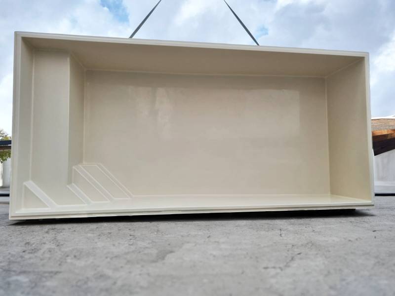 Piscine coque polyester modèle Victoria à Caissargues – Allure moderne avec banquette et escalier en angle