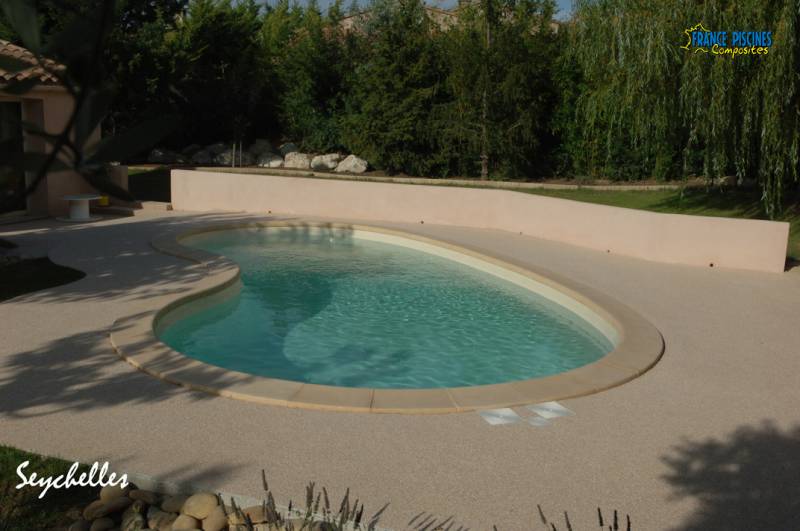 Piscine coque polyester modèle Seychelles à Vestric et Candiac – Forme ovale et élégance intemporelle