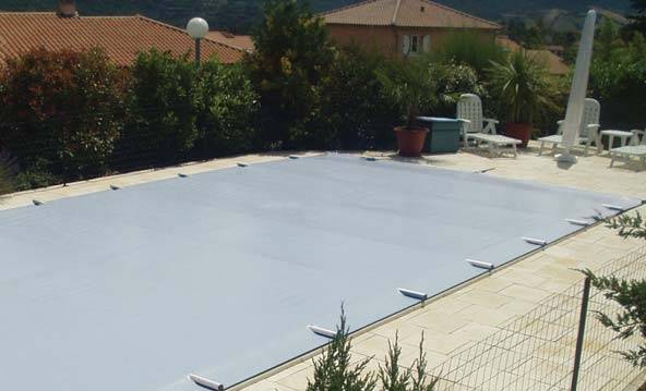 Bâche à barres : solution pratique pour couvrir et sécuriser votre piscine - Mcr Piscines et spas Caissargues