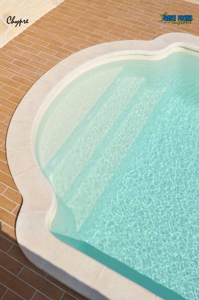 Piscine coque polyester modèle Sicile à Vestric et Candiac – Design élégant avec plage centrale et escaliers latéraux