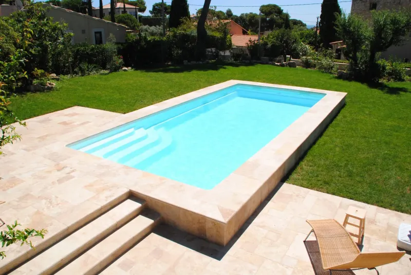 Borneo : une piscine esthétique et pratique pour sublimer votre jardin - Mcr Piscines et Spas, Gard